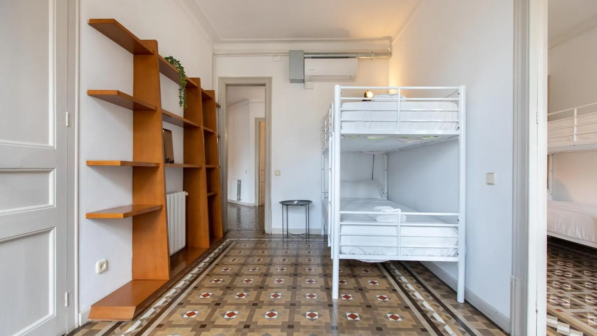 B41 - Apartamento Para Grandes Grupos En Bcn Centro Barselona Daire