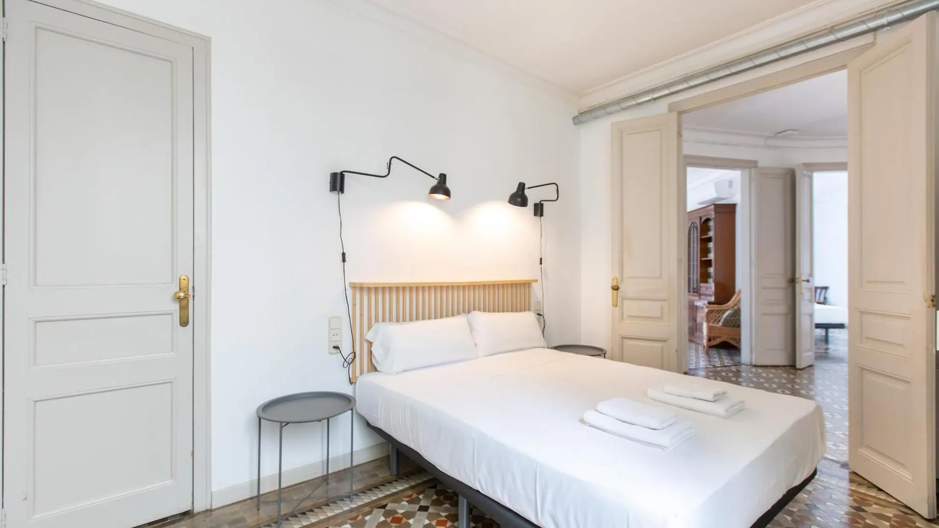 B41 - Apartamento Para Grandes Grupos En Bcn Centro Barselona Daire